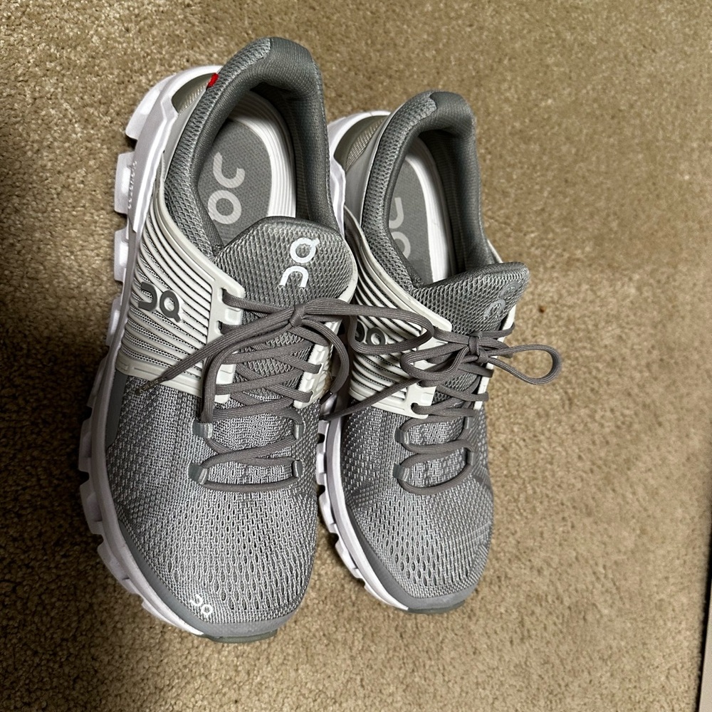 On cloud Womens Running Shoe Size 7.5